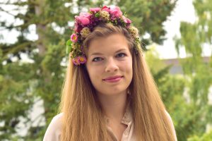 anika-mit-blumenkranz1-kopie