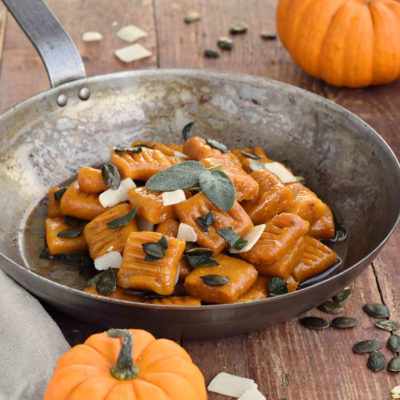Leckere vegane Kürbis Gnocchi mit einer Salbeibutter serviert. Das Rezept für die Gnocchi ist wirklich sehr einfach zum selbst machen und schmeckt sehr gut.